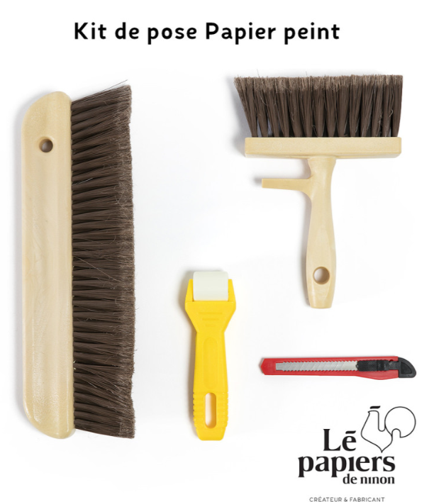 kit de pose de papier peint comprenant 4 pièces : une brosse à maroufler, un cutter, une roulette et un balai à colle