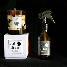 papier peint intissé de 100 x 100 cm par rouleau de 4 feuilles, soit 4 m2 en finition lessivable.