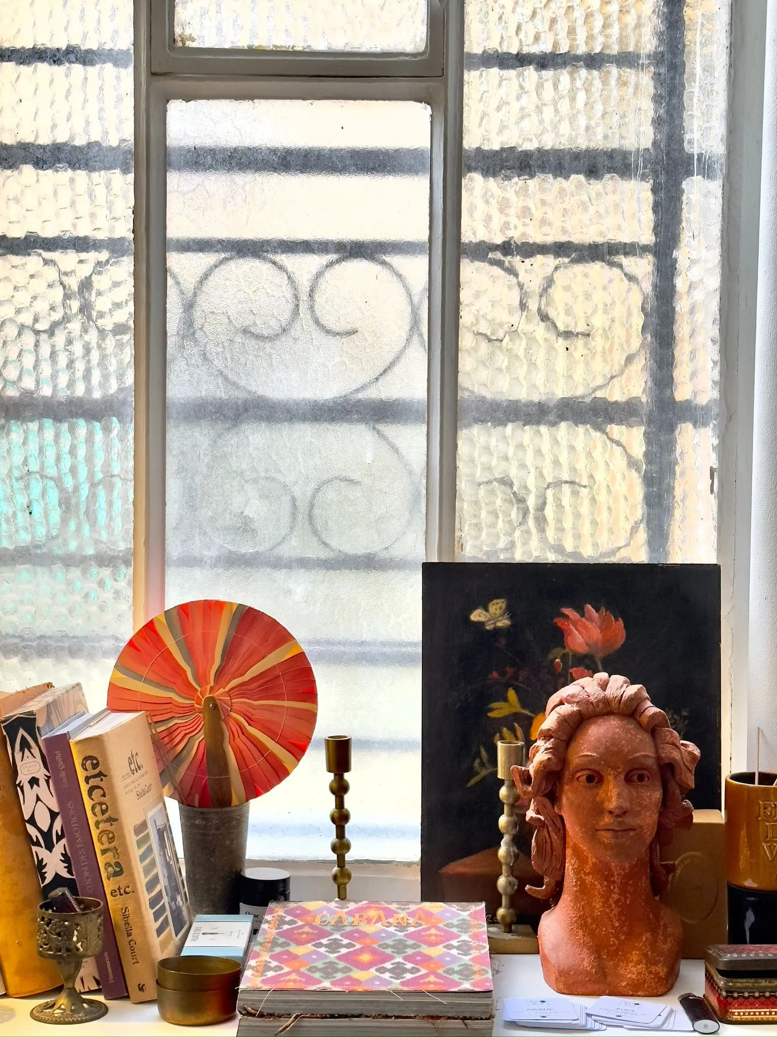 suspension canapé bleu et vert toile et papier peint dans showroom décoration Paris Belleville