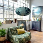 suspension canapé bleu et vert toile et papier peint dans showroom décoration Paris Belleville