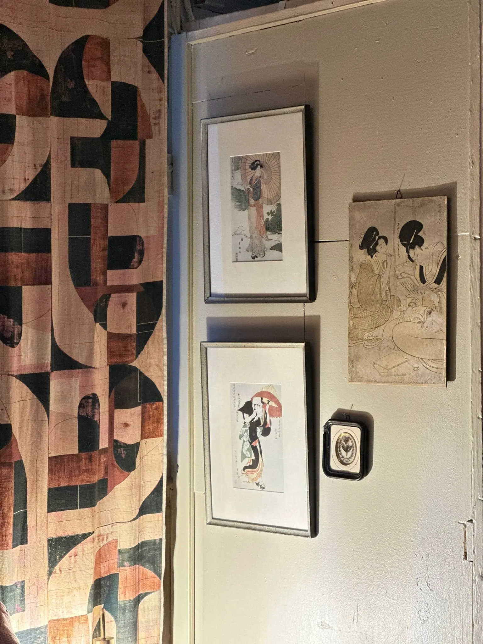 toile et papier peint dans showroom décoration Paris Belleville