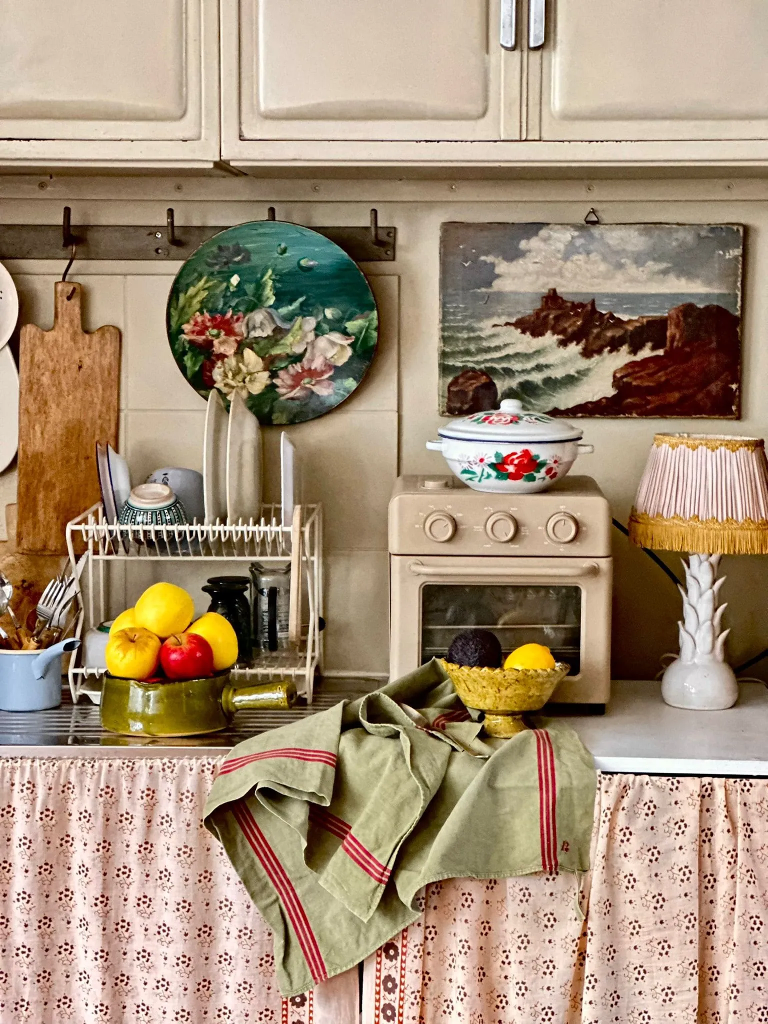 suspension canapé bleu et vert toile et papier peint dans showroom décoration Paris Belleville