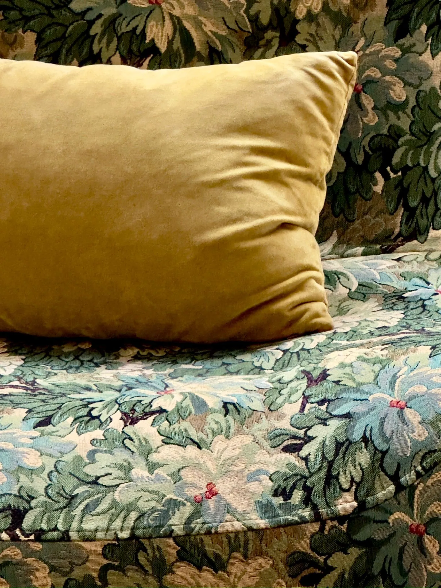 suspension canapé bleu et vert toile et papier peint dans showroom décoration Paris Belleville