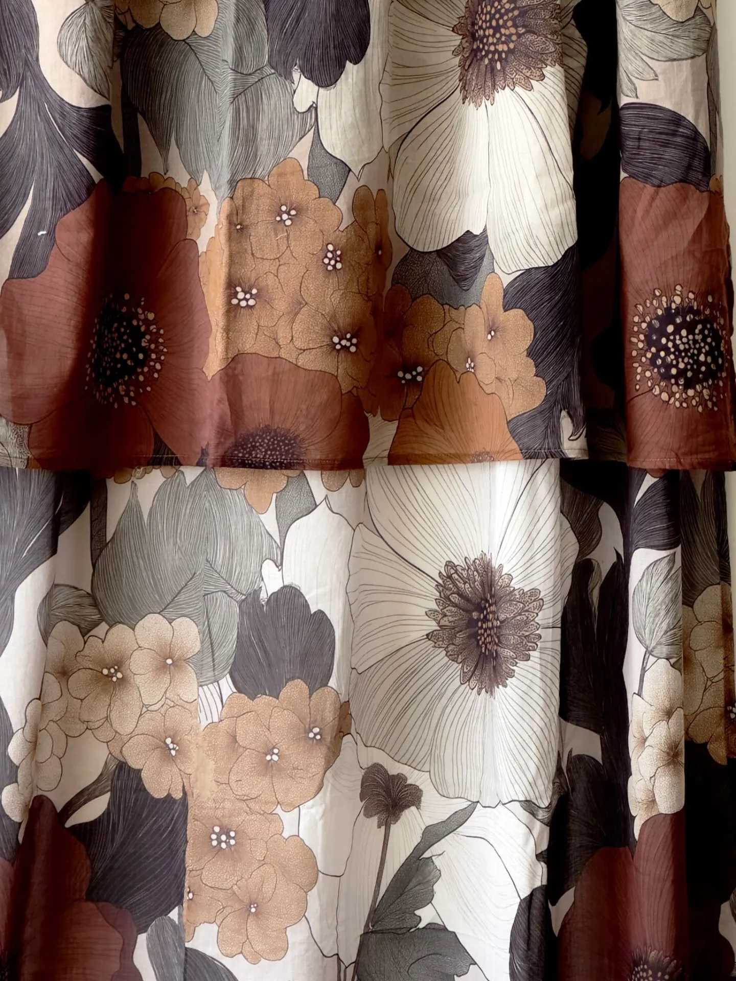 rideau fleuri, rideau en gaze de coton, rideau voile de coton, rideau bohème chic, rideau campagne chic, rideau chambre, rideau salon, portière décorative, tête de lit textile, décoration murale tissu, tenture murale florale, rideau haut de gamme français, rideau terracotta, rideau fleurs anciennes, rideau romantique.