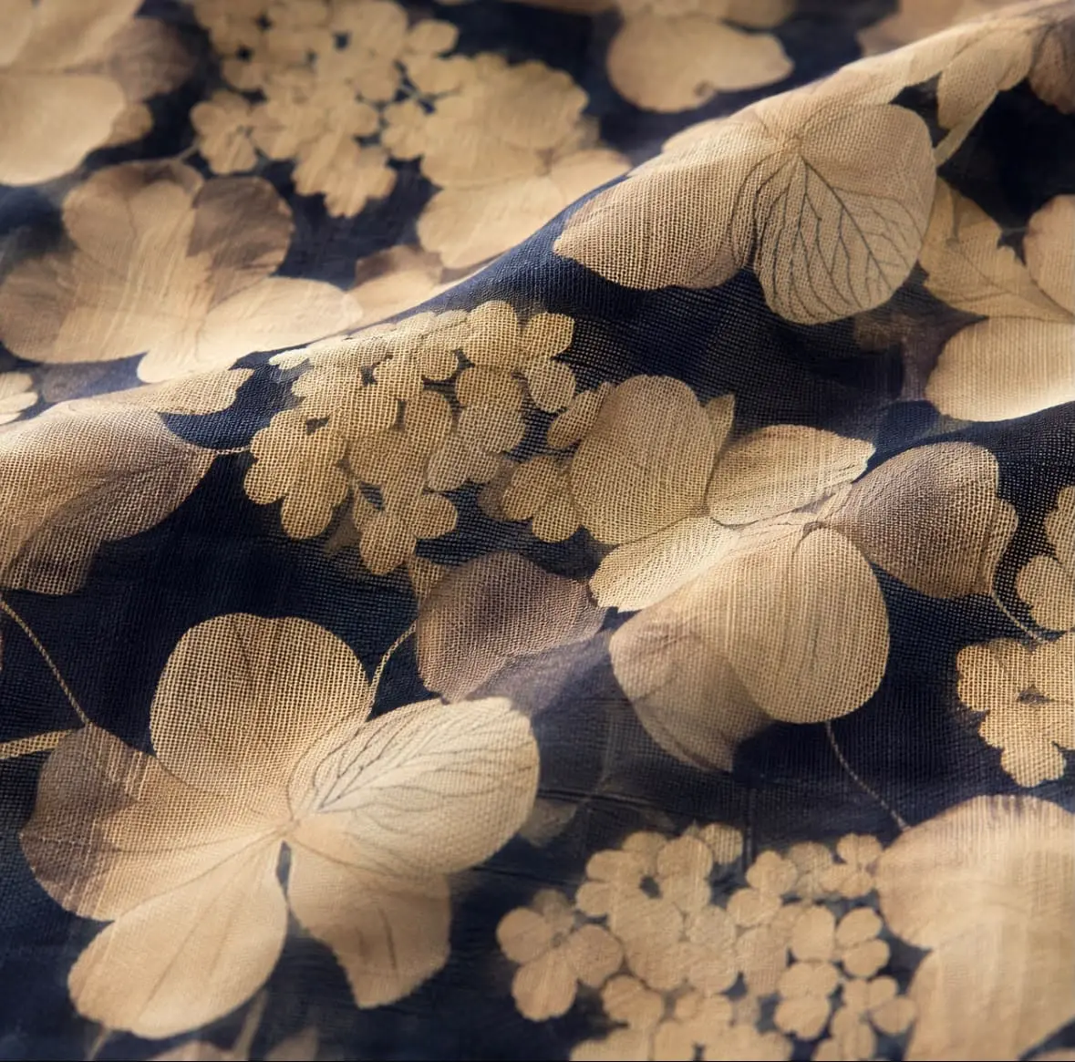 plaid, nappe, rideau fleuri, en gaze de coton, campagne chic, chambre, salon, portière décorative, tête de lit textile, décoration murale tissu, tenture murale florale, rideau haut de gamme français, , fleurs anciennes, romantique.