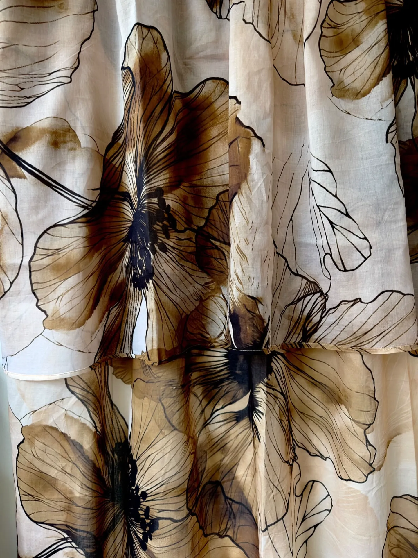 rideau fleurs géantes, rideau floral beige, rideau fleurs dessinées, rideau romantique, rideau campagne chic, rideau en gaze de coton, voile de coton imprimé, rideau salon élégant, rideau chambre raffinée, décoration florale, tête de lit textile, tenture murale tissu, rideau haut de gamme français, rideau nature, rideau bohème chic.